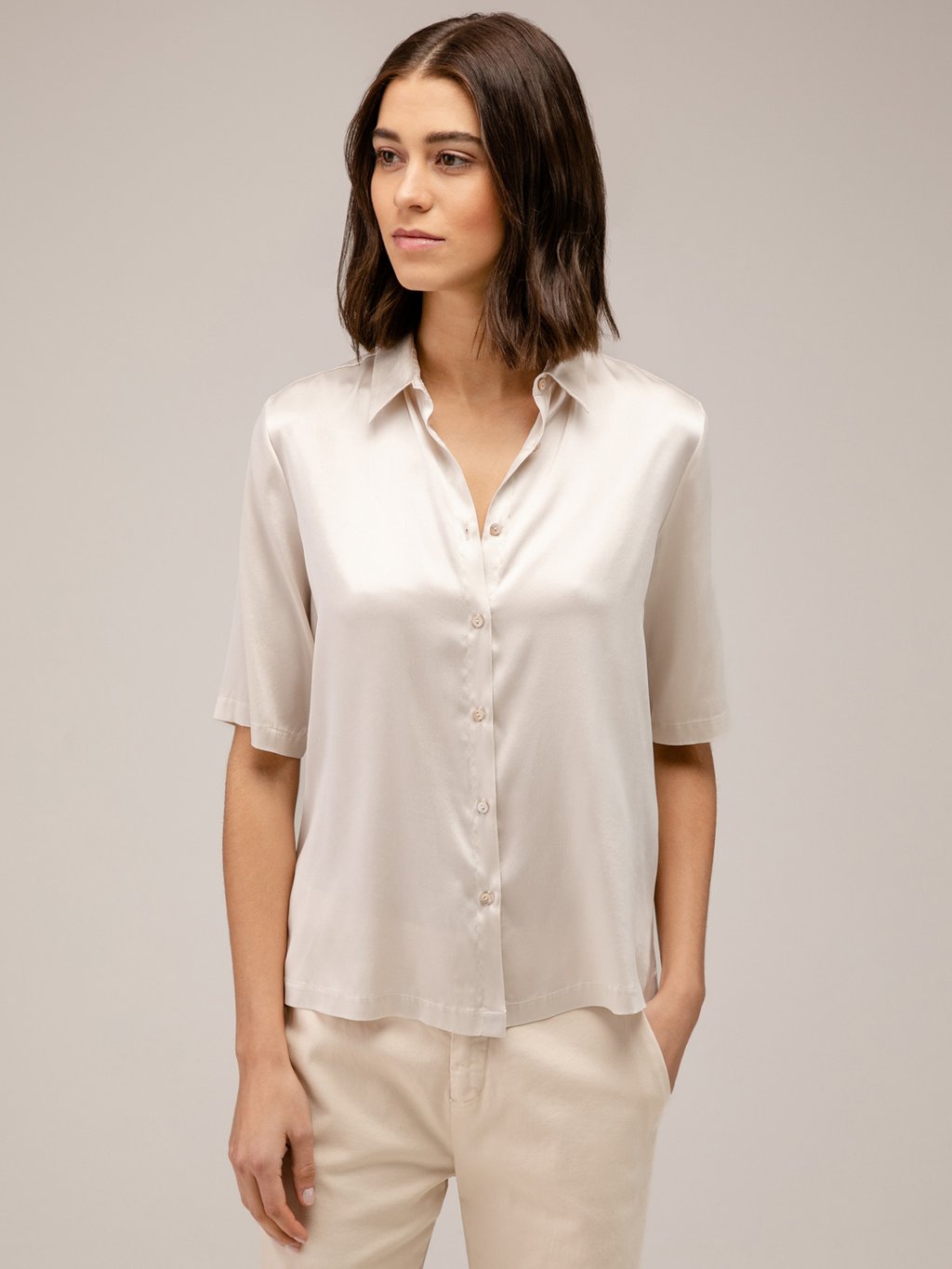 Detailansicht von Kurzarm-Seidenbluse von HER SHIRT