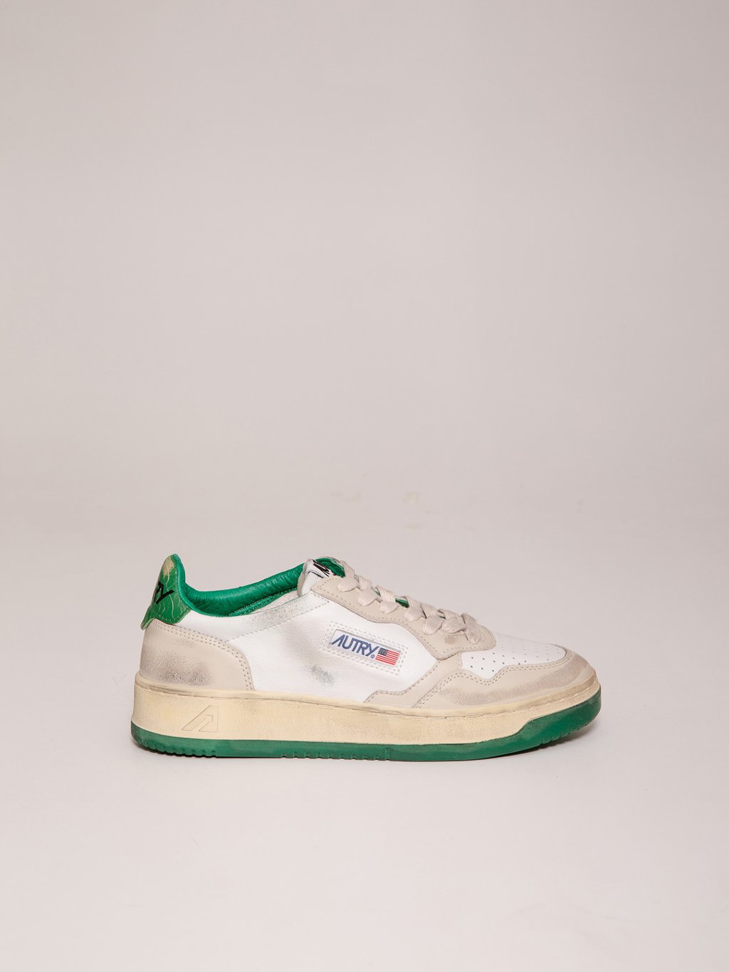 Detailansicht von Sneaker aus Leder im Vintage-Look von AUTRY