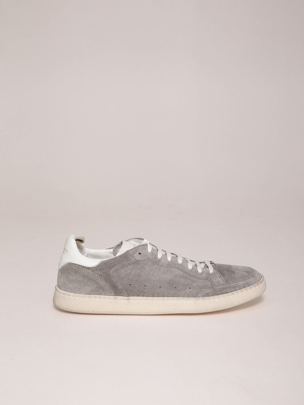 Detailansicht von Sneaker aus Veloursleder von OFFICINE CREATIVE