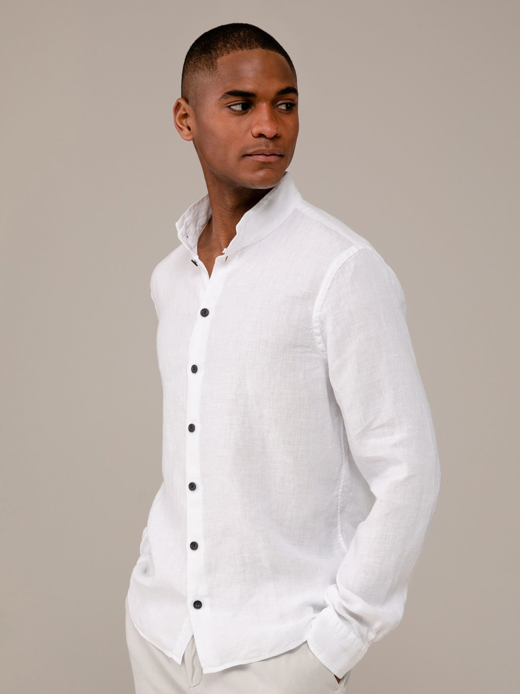 Detailansicht von Leinenhemd mit Stehkragen von HANNES ROETHER