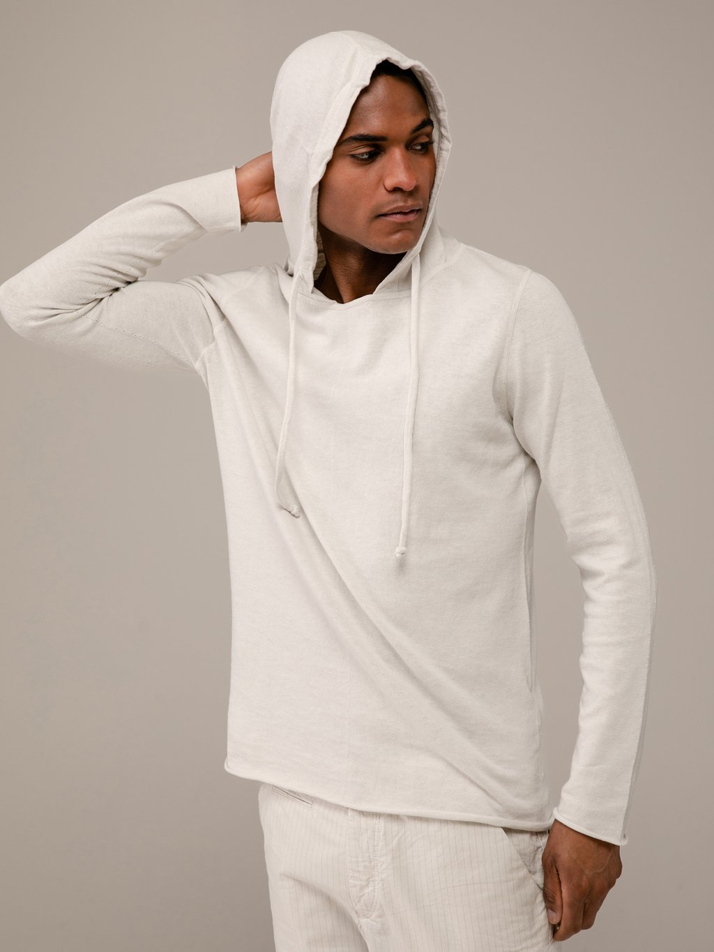 Detailansicht von Kapuzenpullover aus Baumwolle von HANNES ROETHER