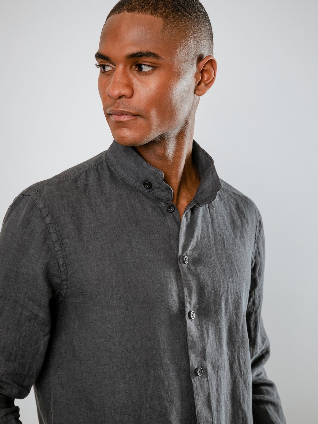 Detailansicht von Leinenhemd mit Stehkragen von HANNES ROETHER