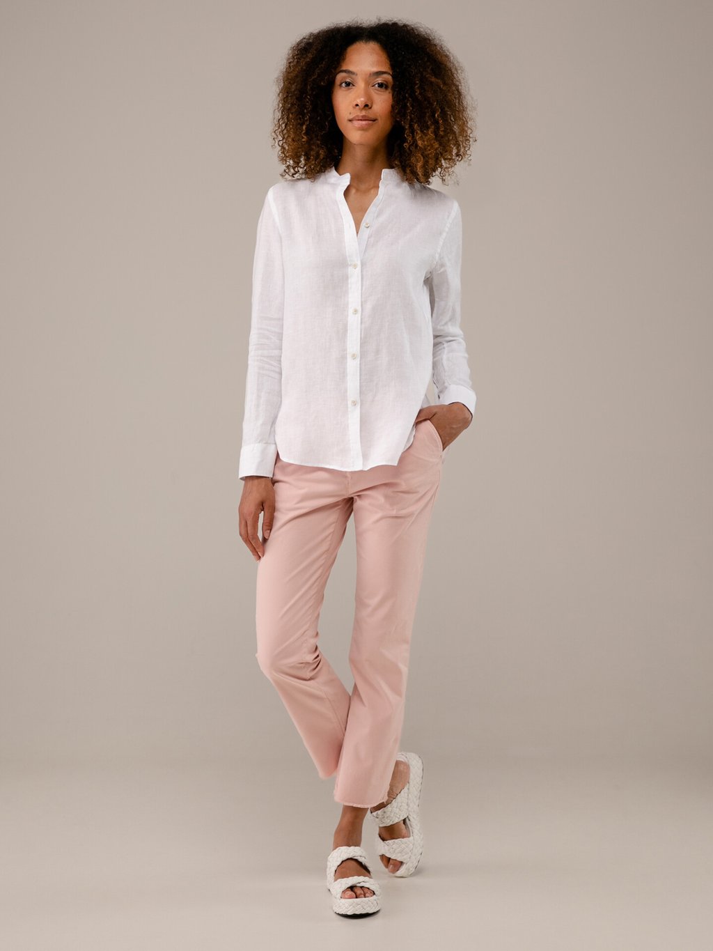 Detailansicht von Leinenbluse von FIL NOIR