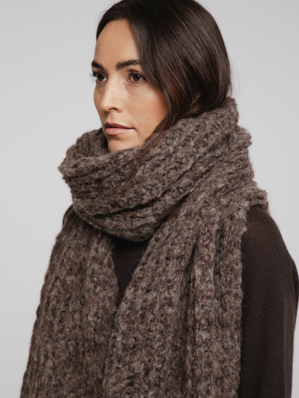 Detailansicht von Schal aus Alpakawolle von SIBIN LINNEBJERG