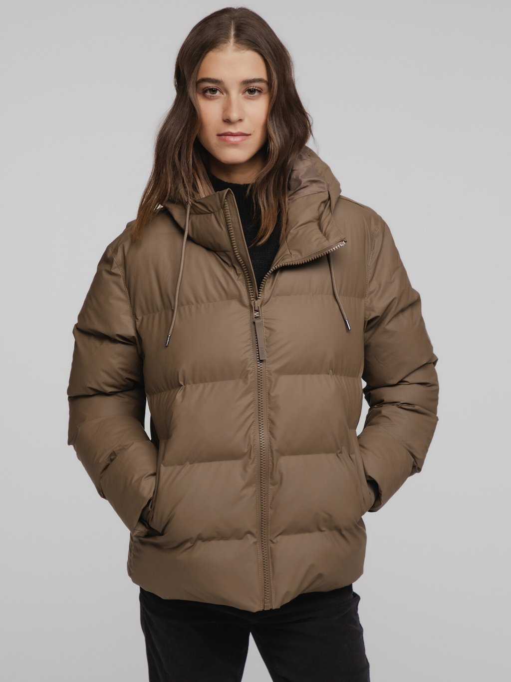 Detailansicht von Steppjacke von RAINS