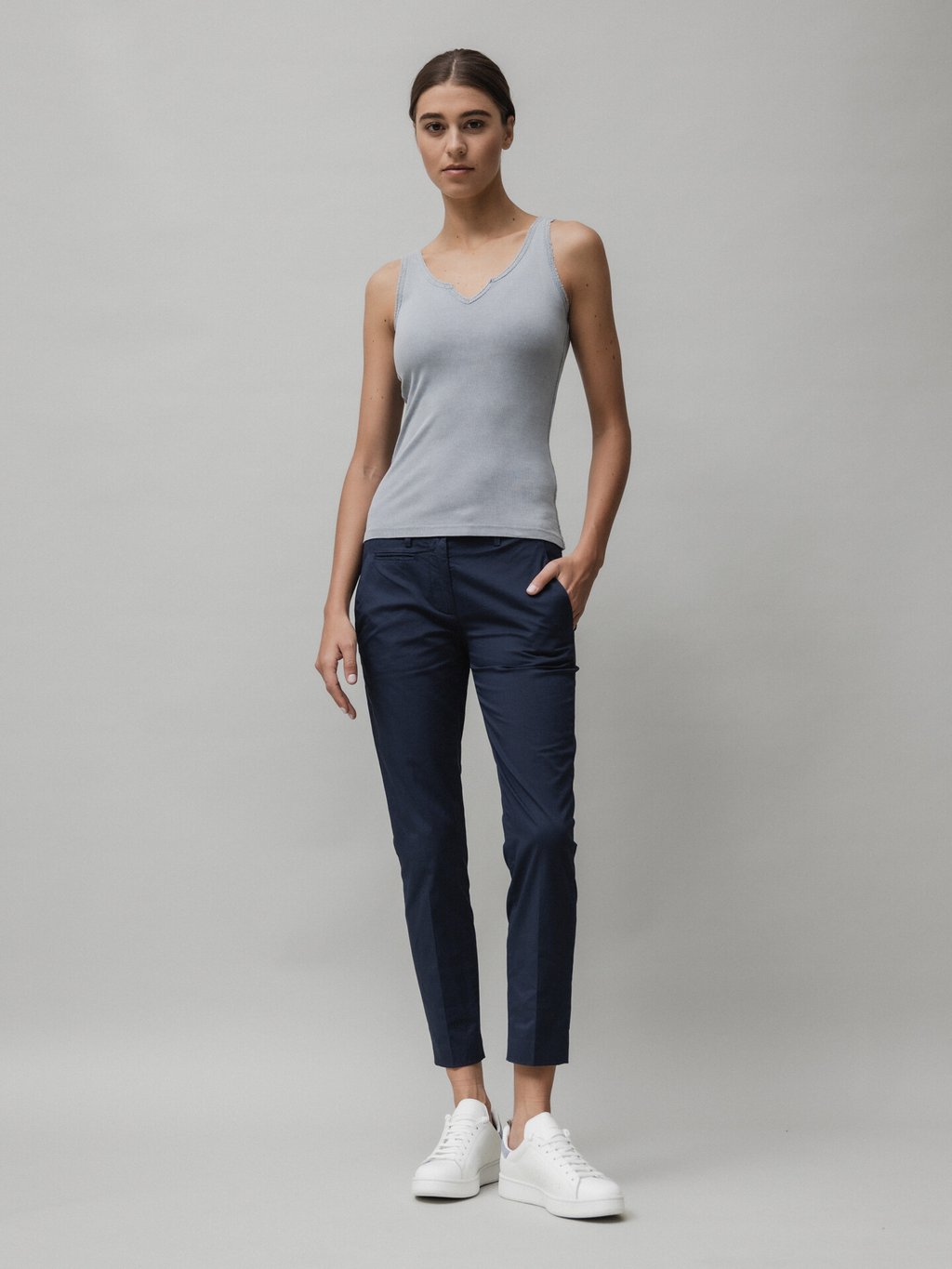 Detailansicht von Cropped Chinohose aus Baumwolle von DONDUP
