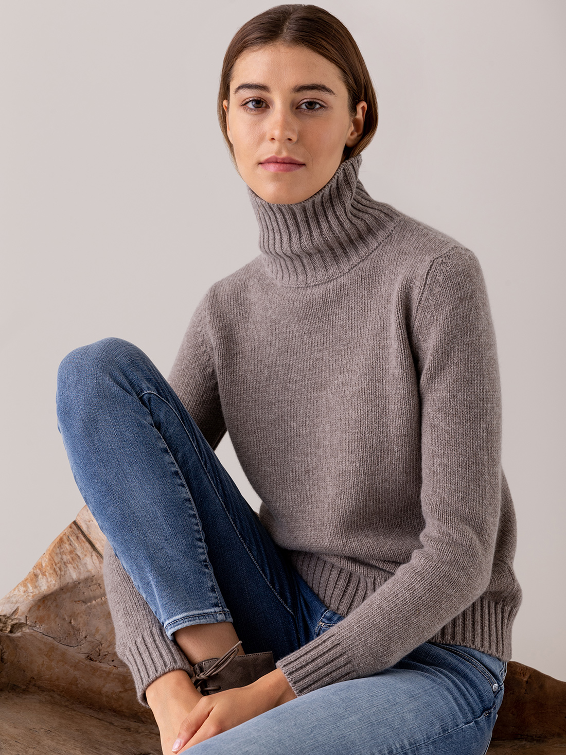 Detailansicht von Turtleneck Pullover aus Merinowolle von AVANT TOI