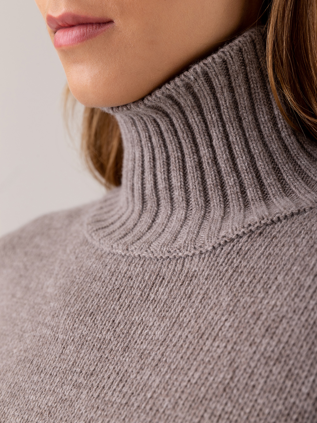 Detailansicht von Turtleneck Pullover aus Merinowolle von AVANT TOI