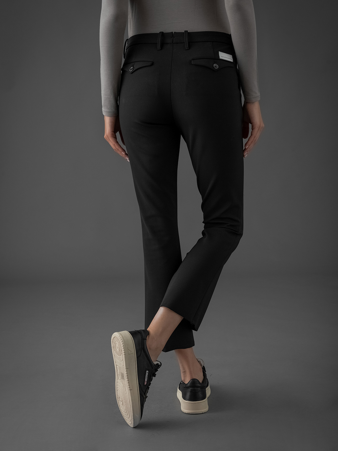 Detailansicht von Ausgestellte Hose von NINE IN THE MORNING