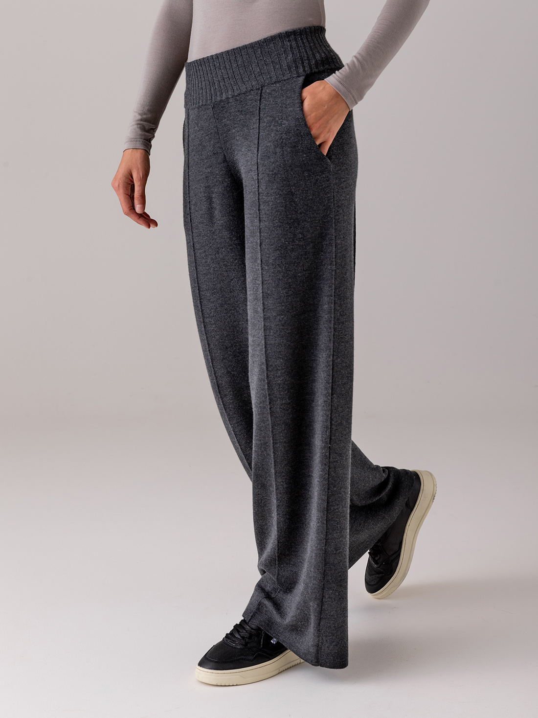 Detailansicht von Weite Hose aus Merinowolle von DANIELS