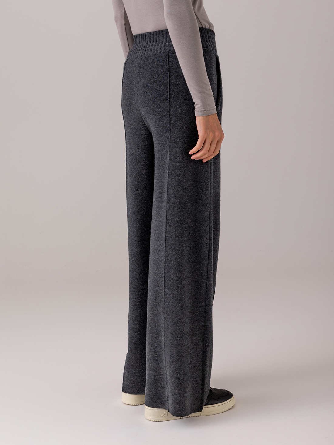 Detailansicht von Weite Hose aus Merinowolle von DANIELS