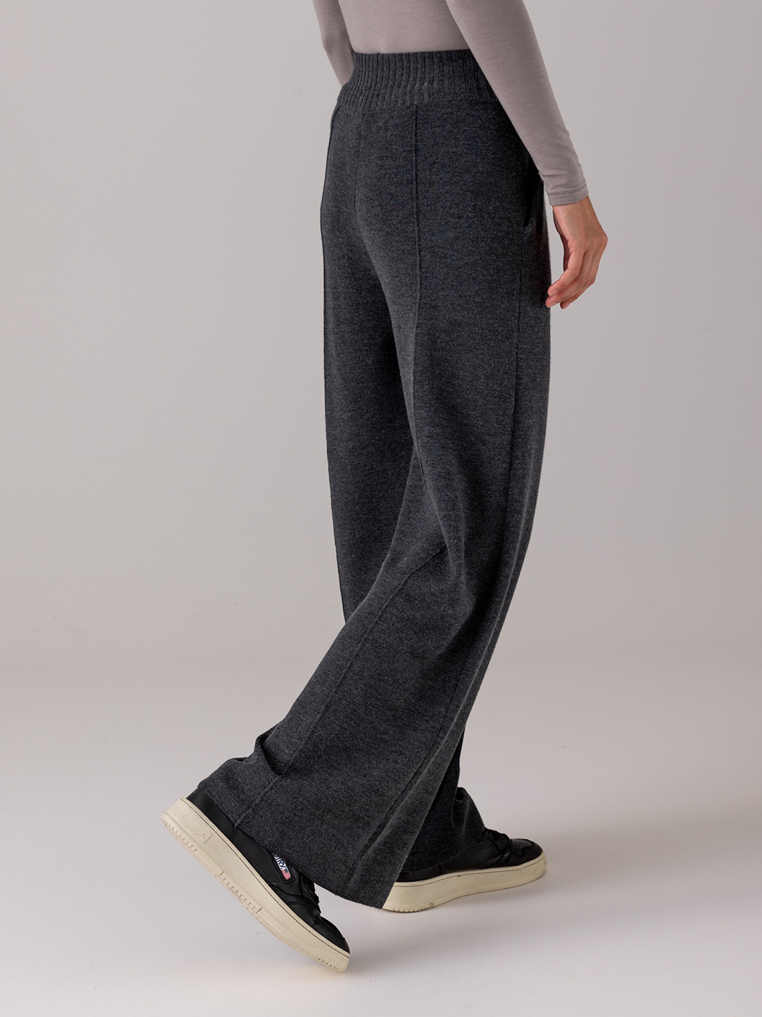 Detailansicht von Weite Hose aus Merinowolle von DANIELS