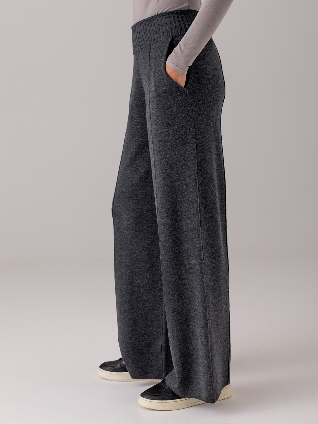 Detailansicht von Weite Hose aus Merinowolle von DANIELS