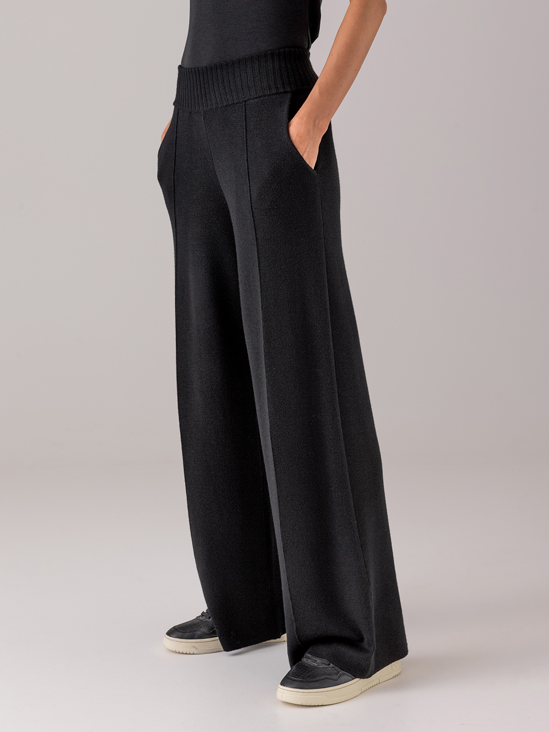 Detailansicht von Weite Hose aus Merinowolle von DANIELS