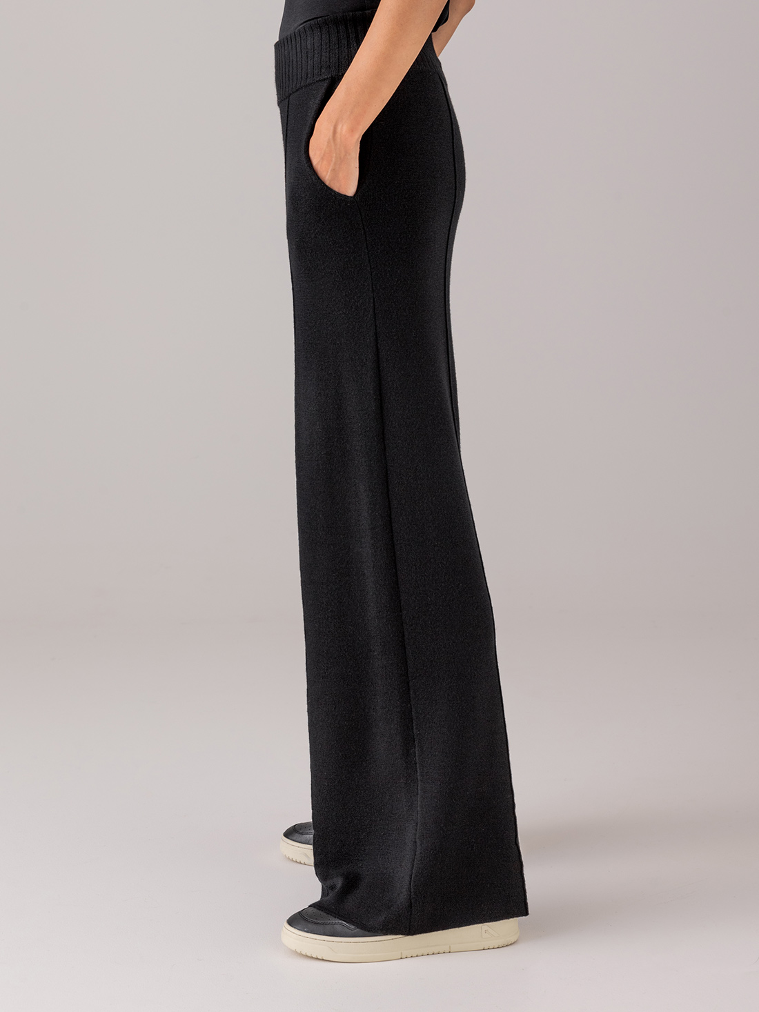 Detailansicht von Weite Hose aus Merinowolle von DANIELS