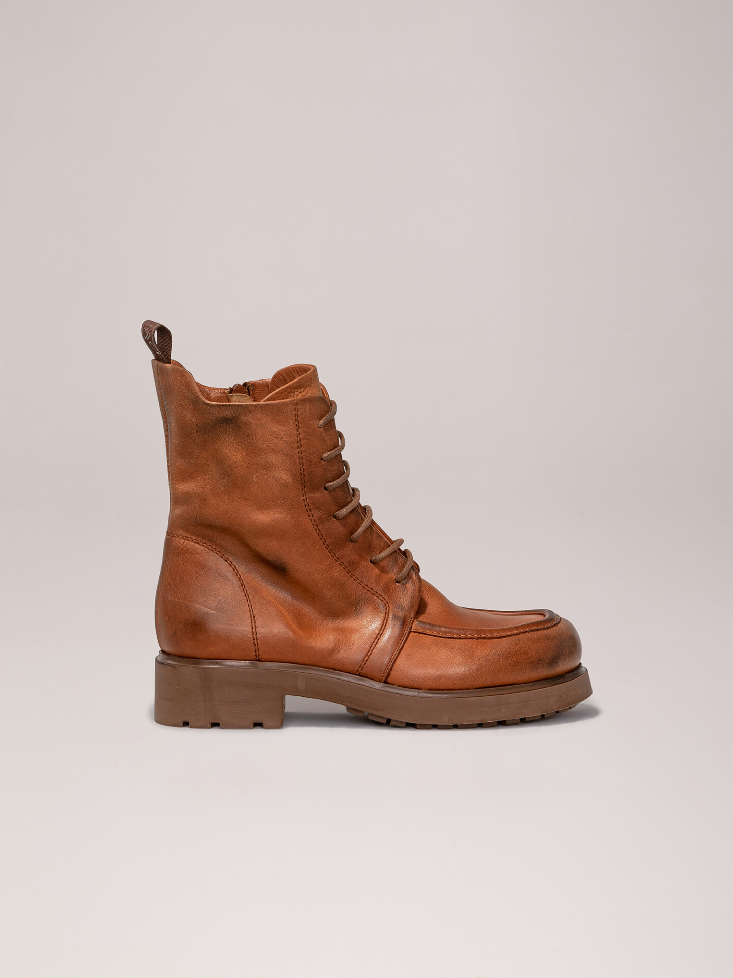 Detailansicht von Chunky-Boots aus Leder von ELENA IACHI