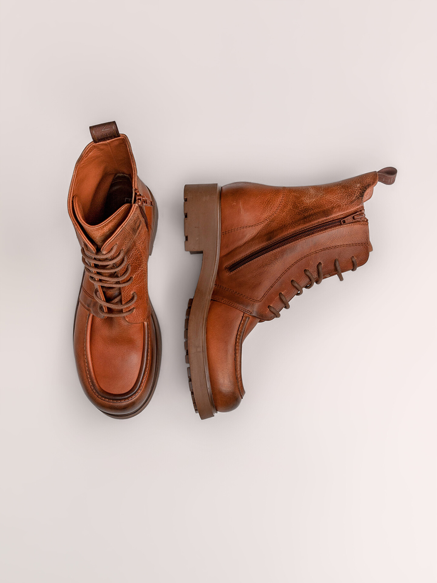 Detailansicht von Chunky-Boots aus Leder von ELENA IACHI