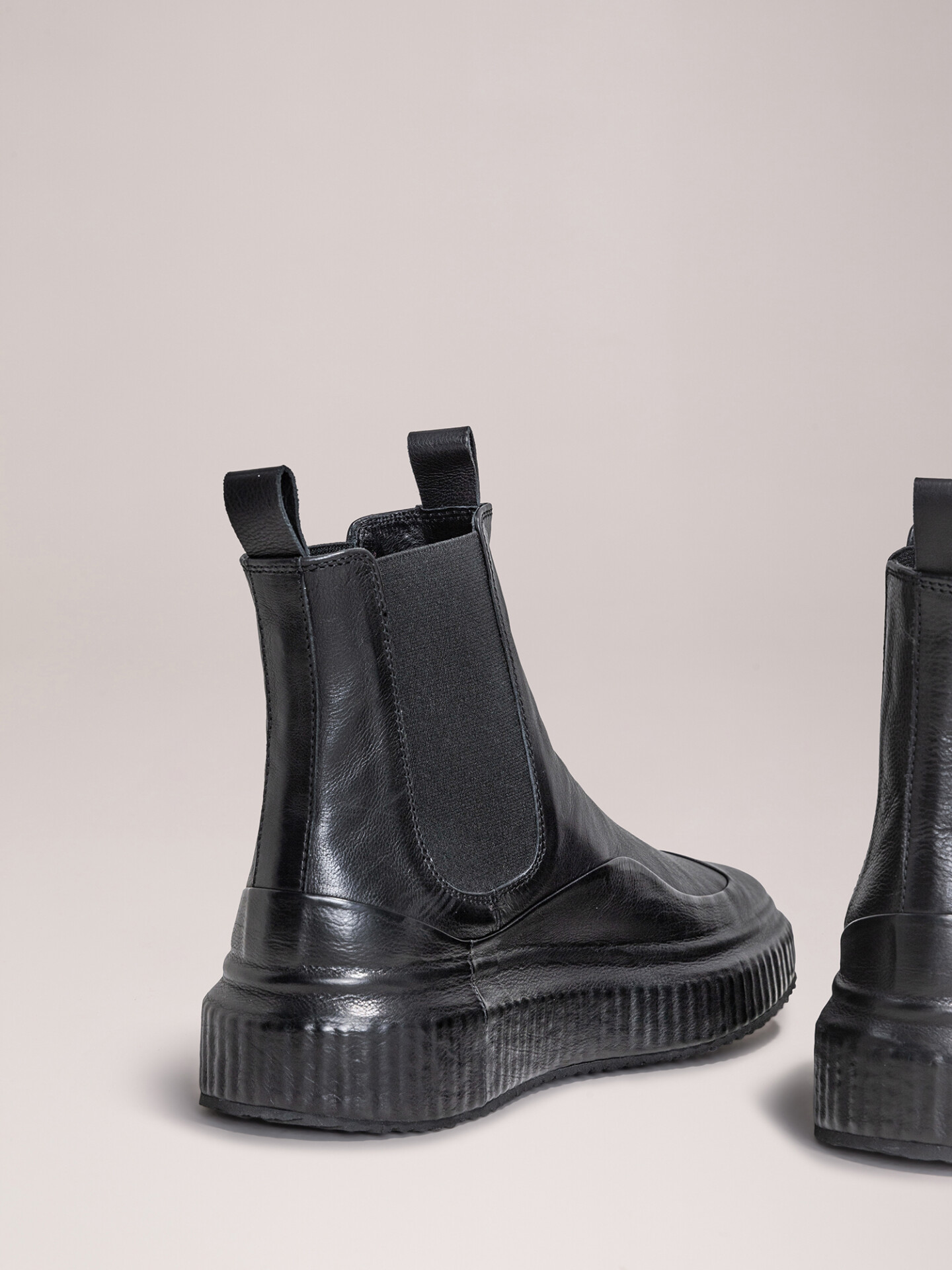 Detailansicht von Chelsea-Boots aus Leder von OFFICINE CREATIVE