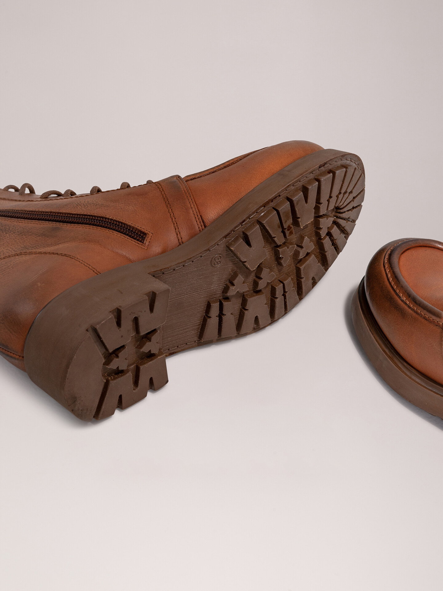 Detailansicht von Chunky-Boots aus Leder von ELENA IACHI