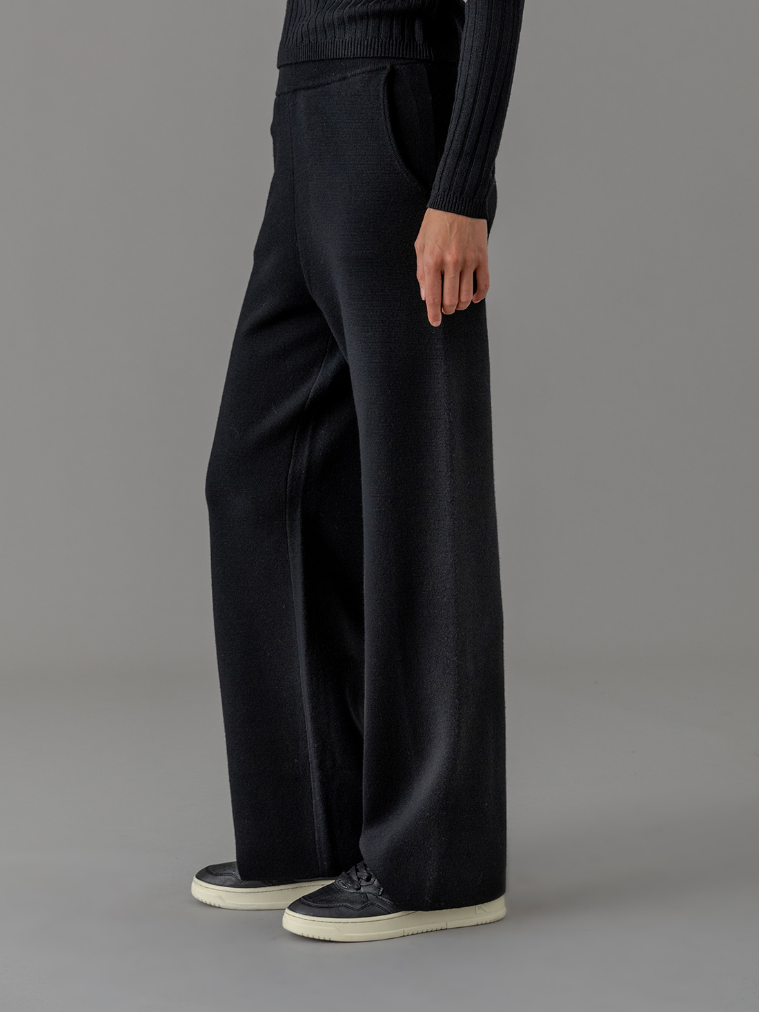 Detailansicht von Weite Hose aus Merinowolle von DANIELS