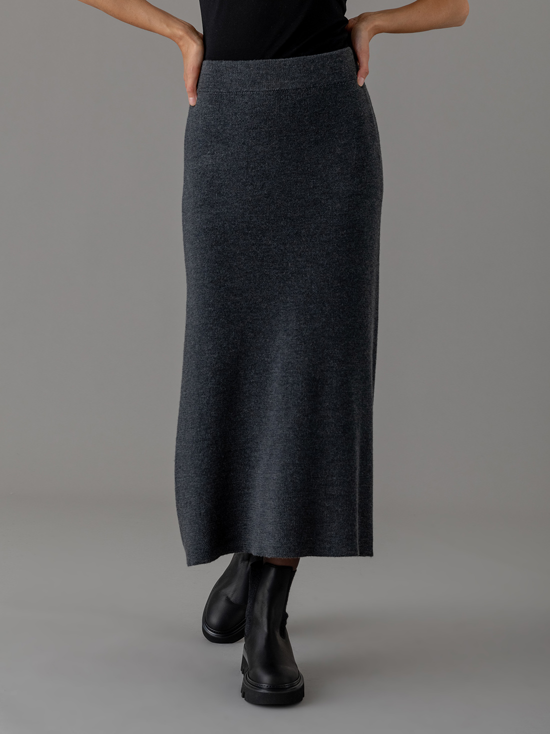 Detailansicht von Maxi-Rock aus Merinowolle von DANIELS