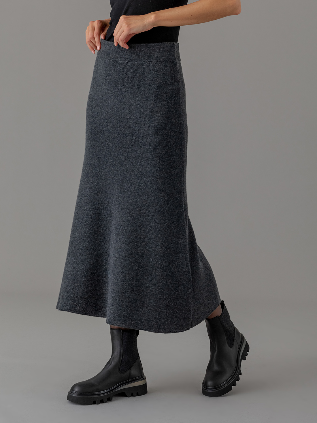 Detailansicht von Maxi-Rock aus Merinowolle von DANIELS