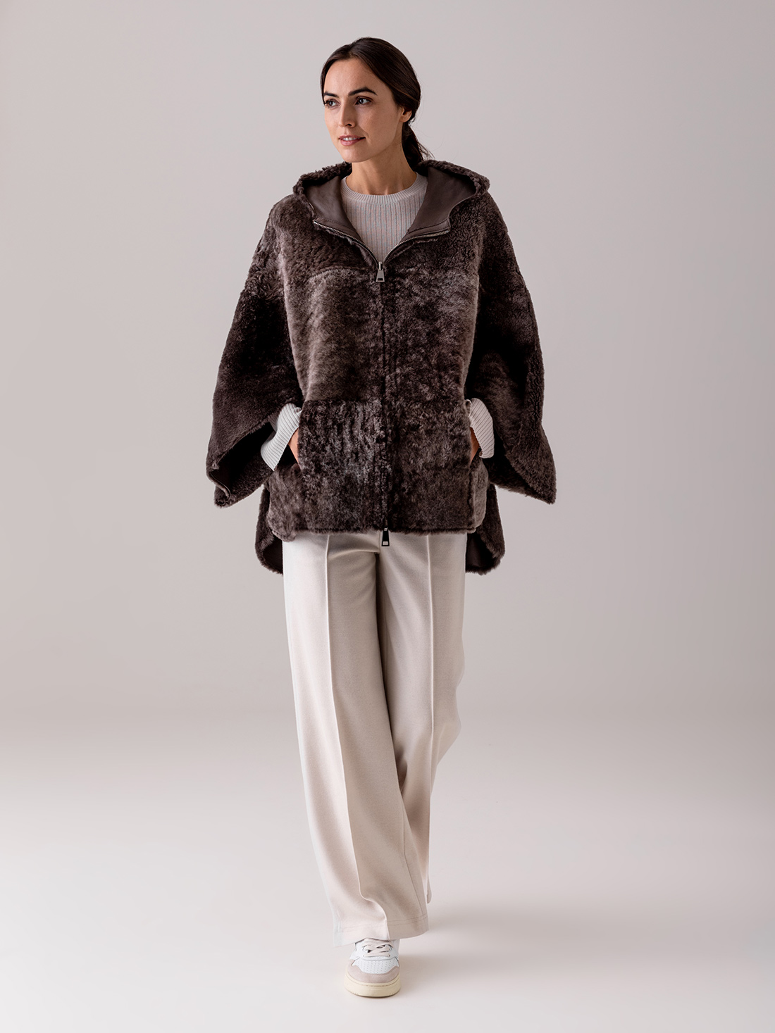 Detailansicht von Wendbares Lammledercape von GIORGIO BRATO