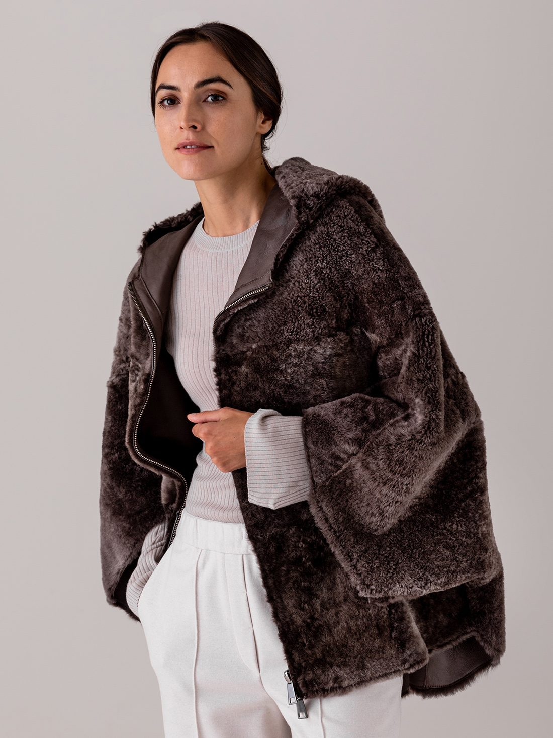 Detailansicht von Wendbares Lammledercape von GIORGIO BRATO