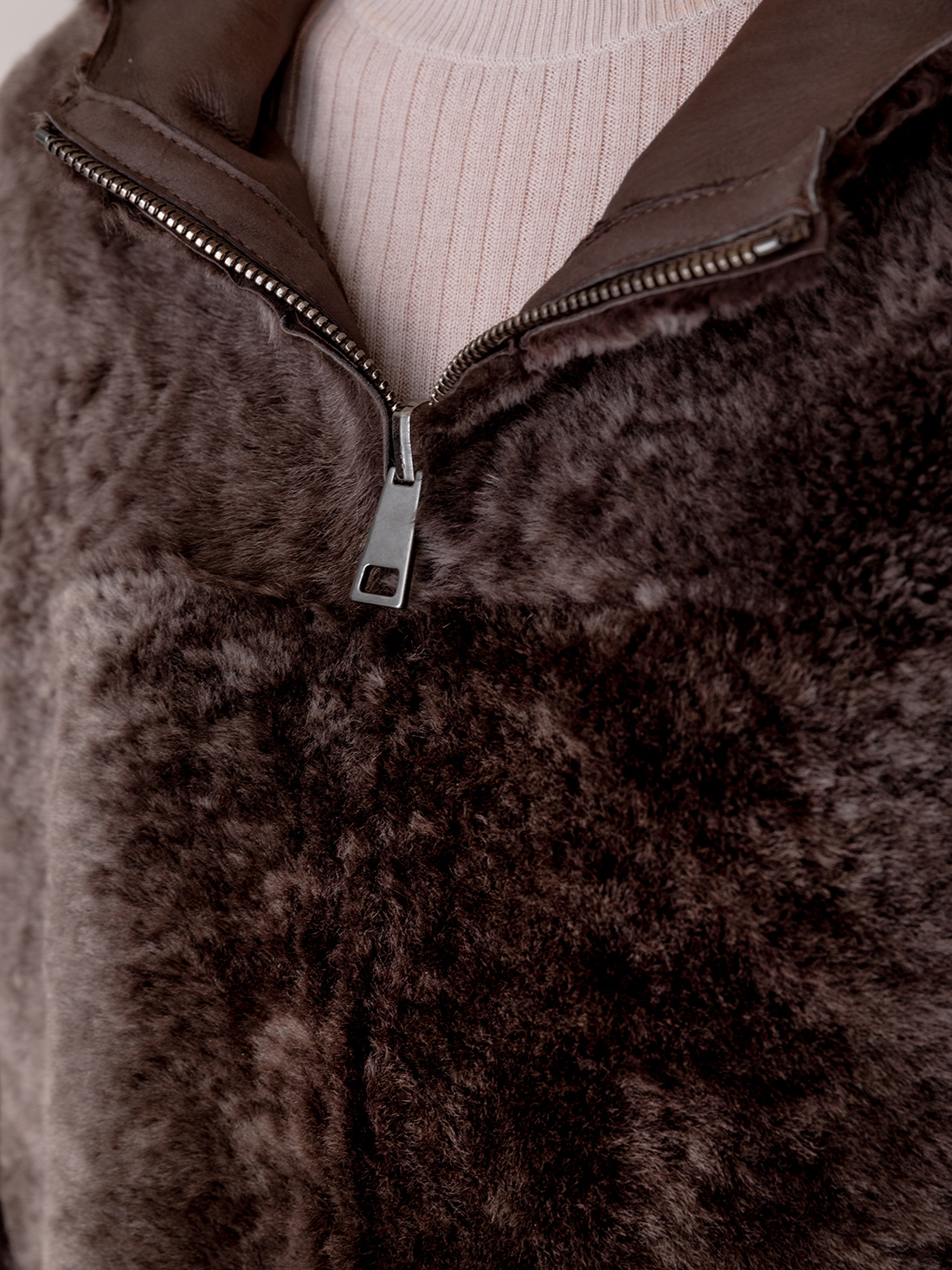 Detailansicht von Wendbares Lammledercape von GIORGIO BRATO