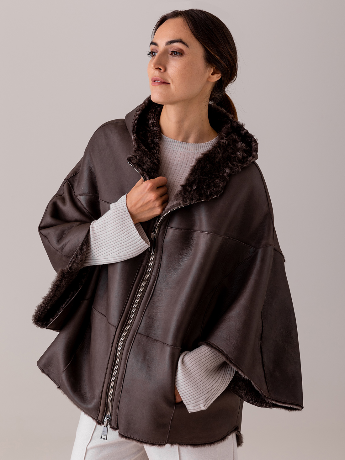 Detailansicht von Wendbares Lammledercape von GIORGIO BRATO