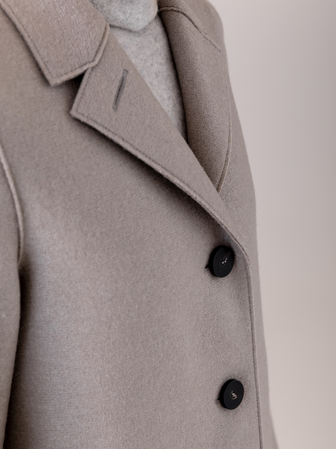 Detailansicht von Schurwollmantel von HARRIS WHARF LONDON