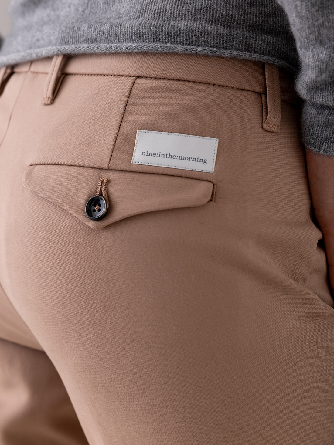 Detailansicht von Chinohose aus Baumwolle von NINE IN THE MORNING