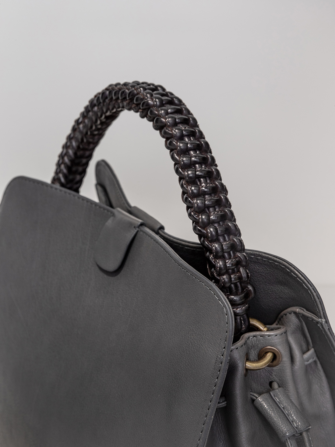 Detailansicht von Handtasche aus Leder von OFFICINE CREATIVE
