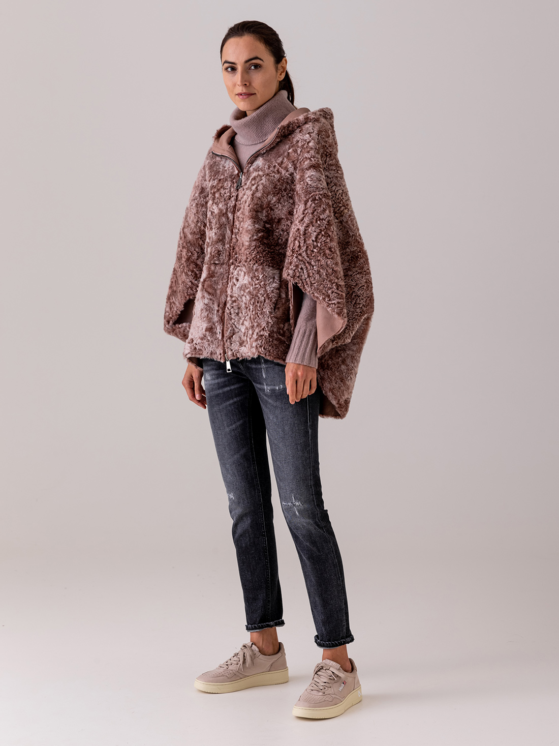 Detailansicht von Wendbares Lammledercape von GIORGIO BRATO