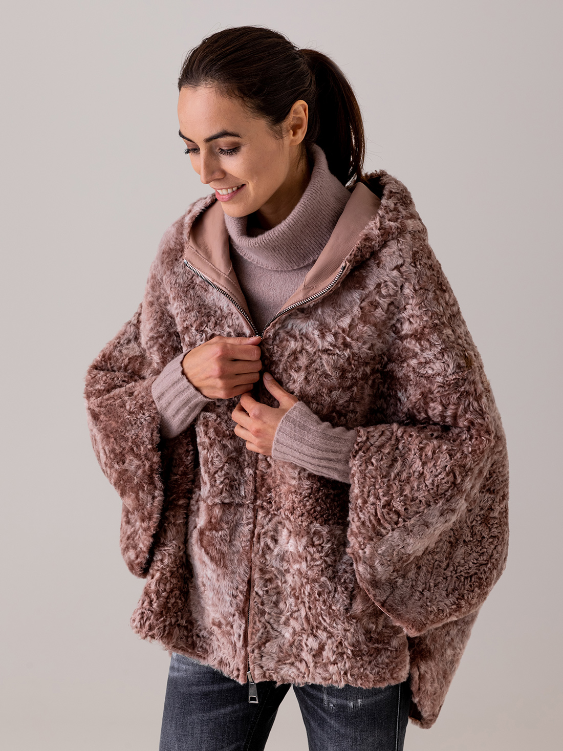 Detailansicht von Wendbares Lammledercape von GIORGIO BRATO