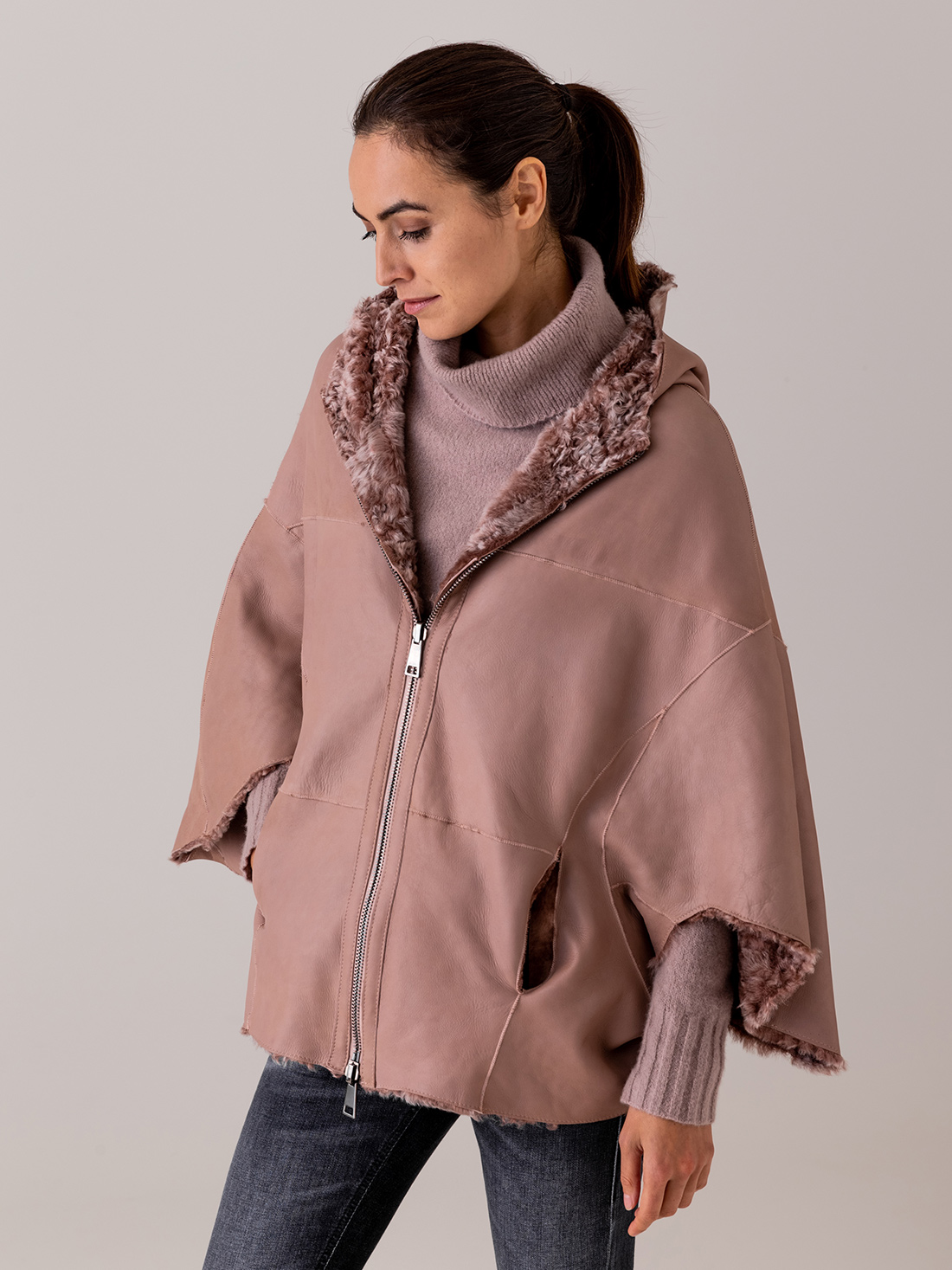 Detailansicht von Wendbares Lammledercape von GIORGIO BRATO