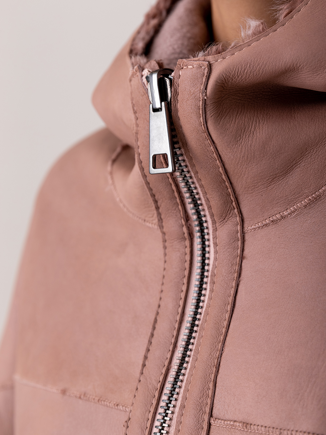 Detailansicht von Wendbares Lammledercape von GIORGIO BRATO