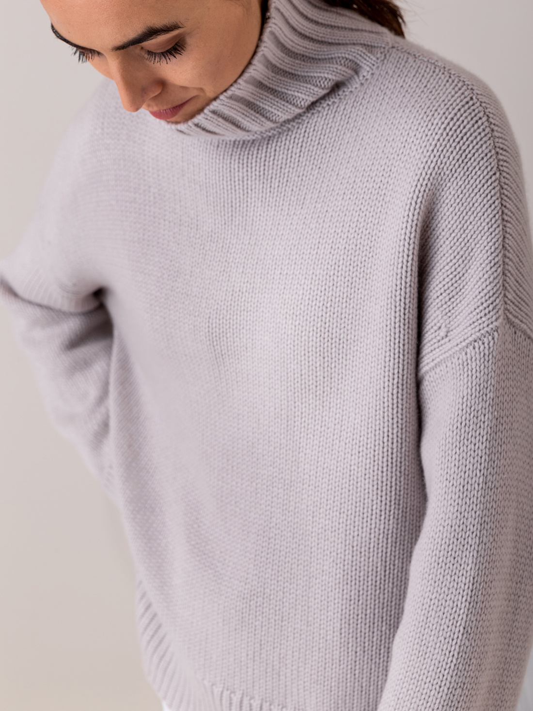 Detailansicht von Rollkragenpullover aus Wolle von IHEART