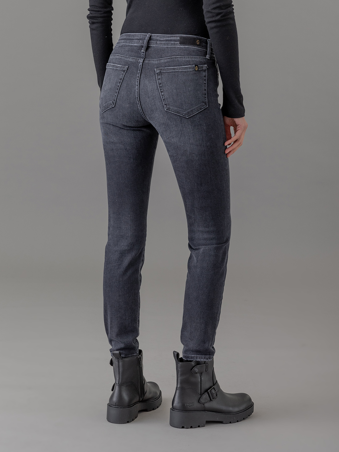 Detailansicht von Slim Fit Jeans von THE NIM