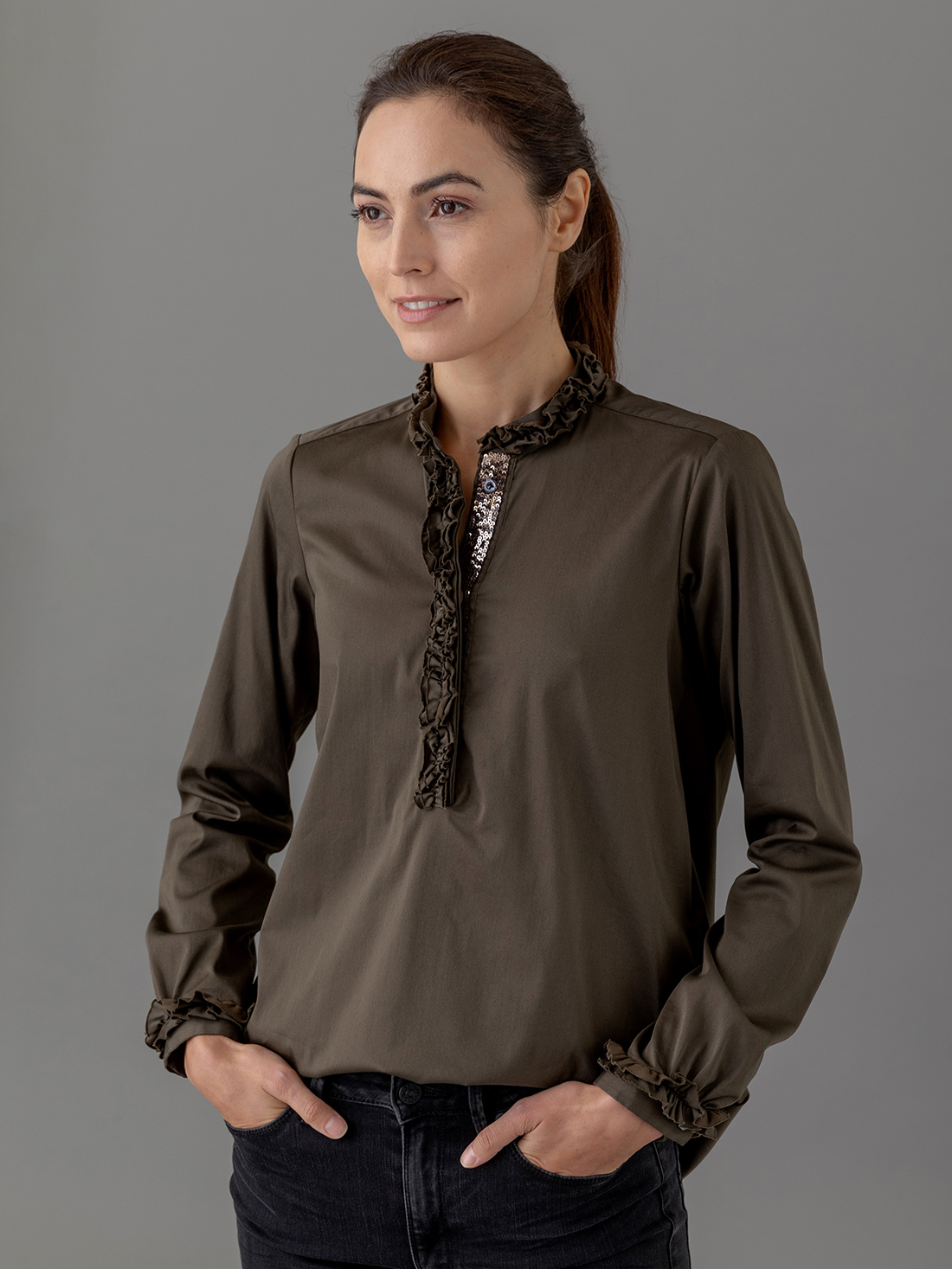 Detailansicht von Baumwollbluse mit Rüschung von AGLINI