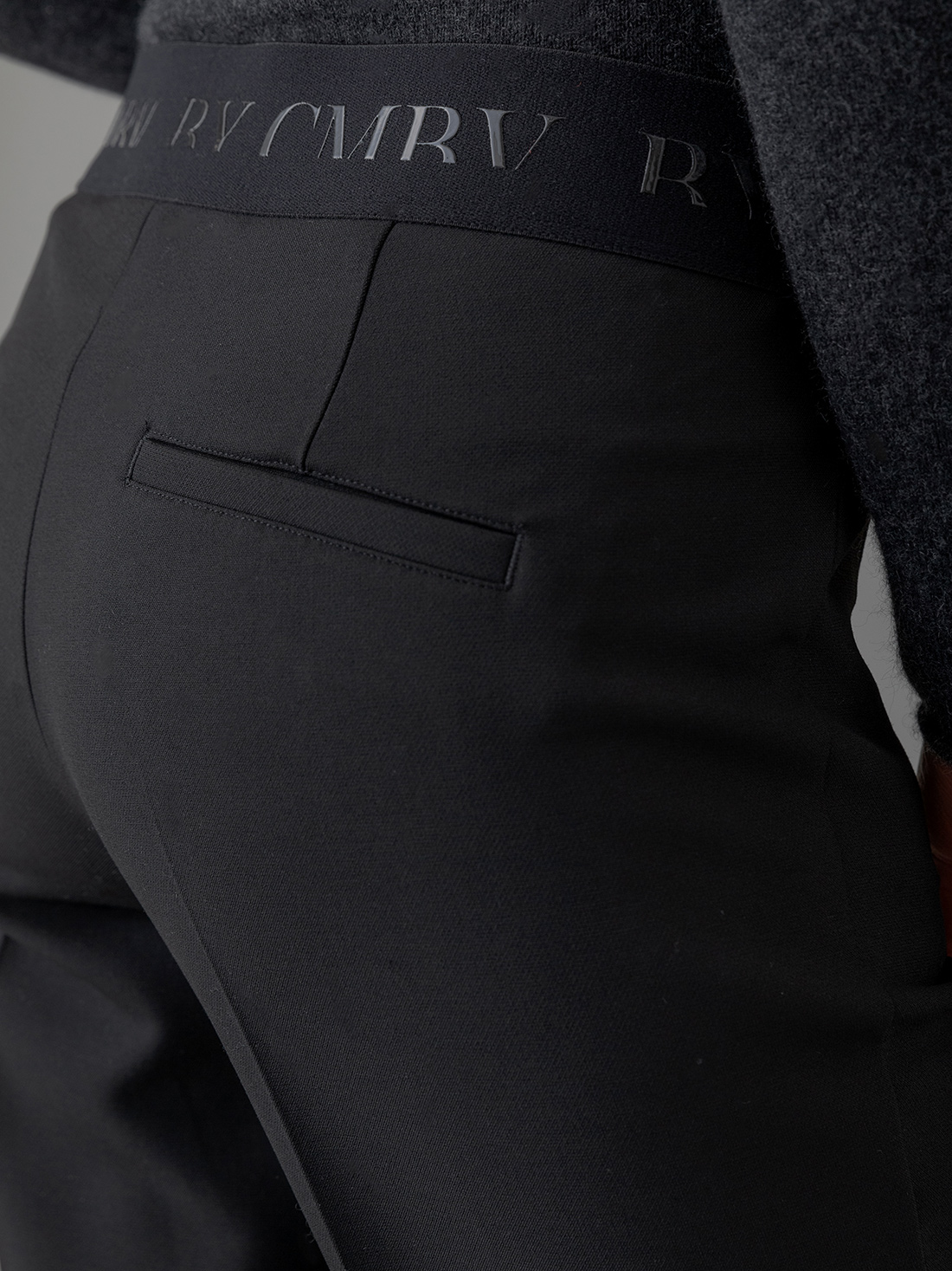 Detailansicht von Leicht ausgestellte Jersey Hose von CAMBIO