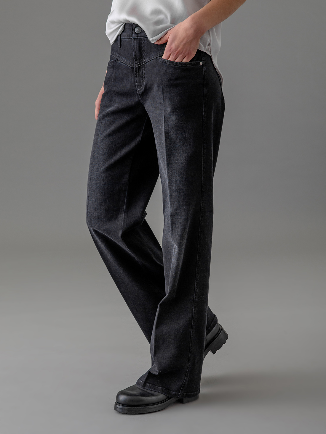 Detailansicht von Straight Leg Jeans von CAMBIO