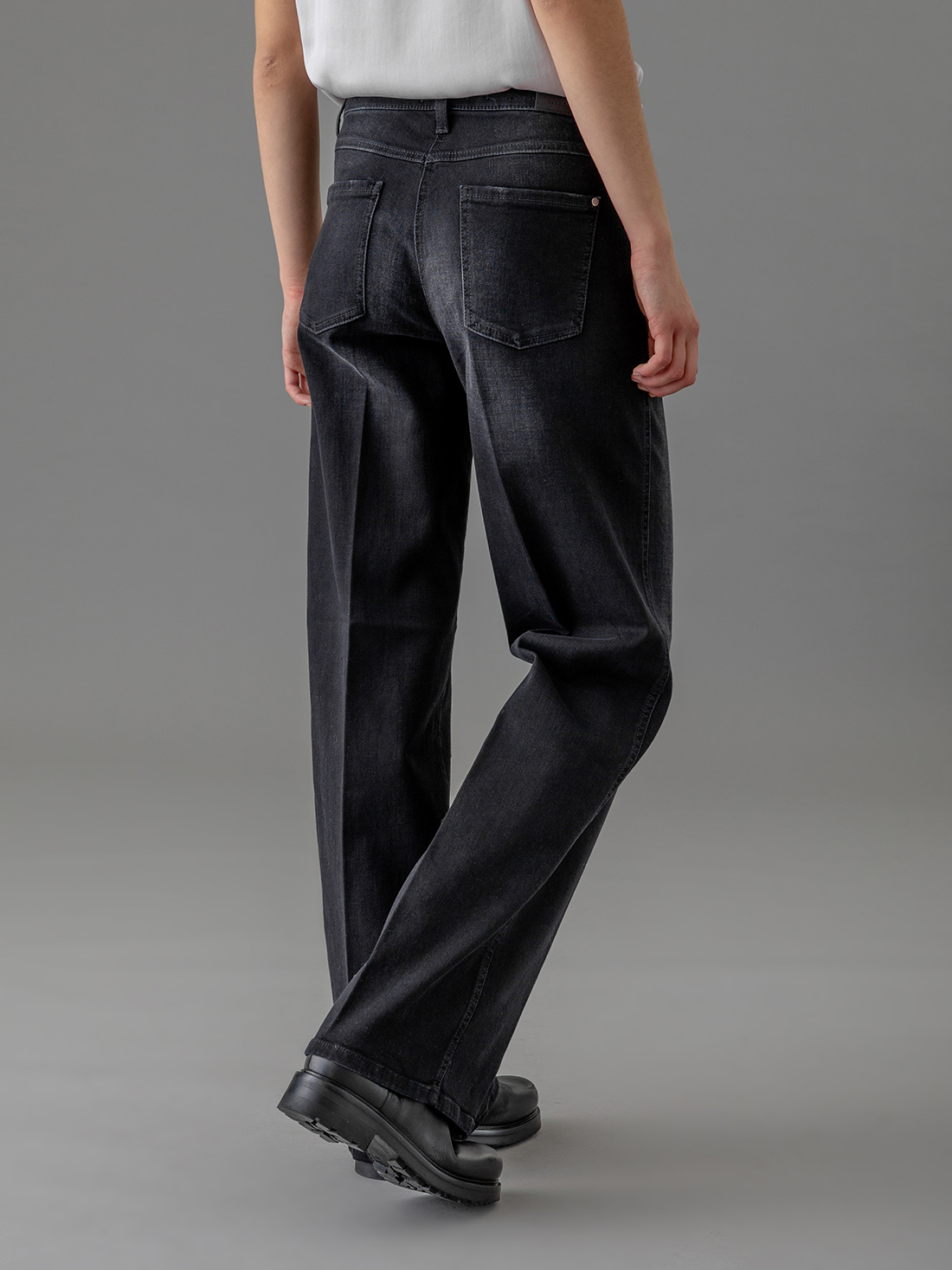 Detailansicht von Straight Leg Jeans von CAMBIO