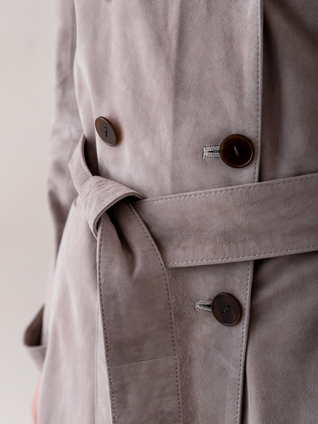 Detailansicht von Velour-Trenchcoat von BENEDETTA NOVI
