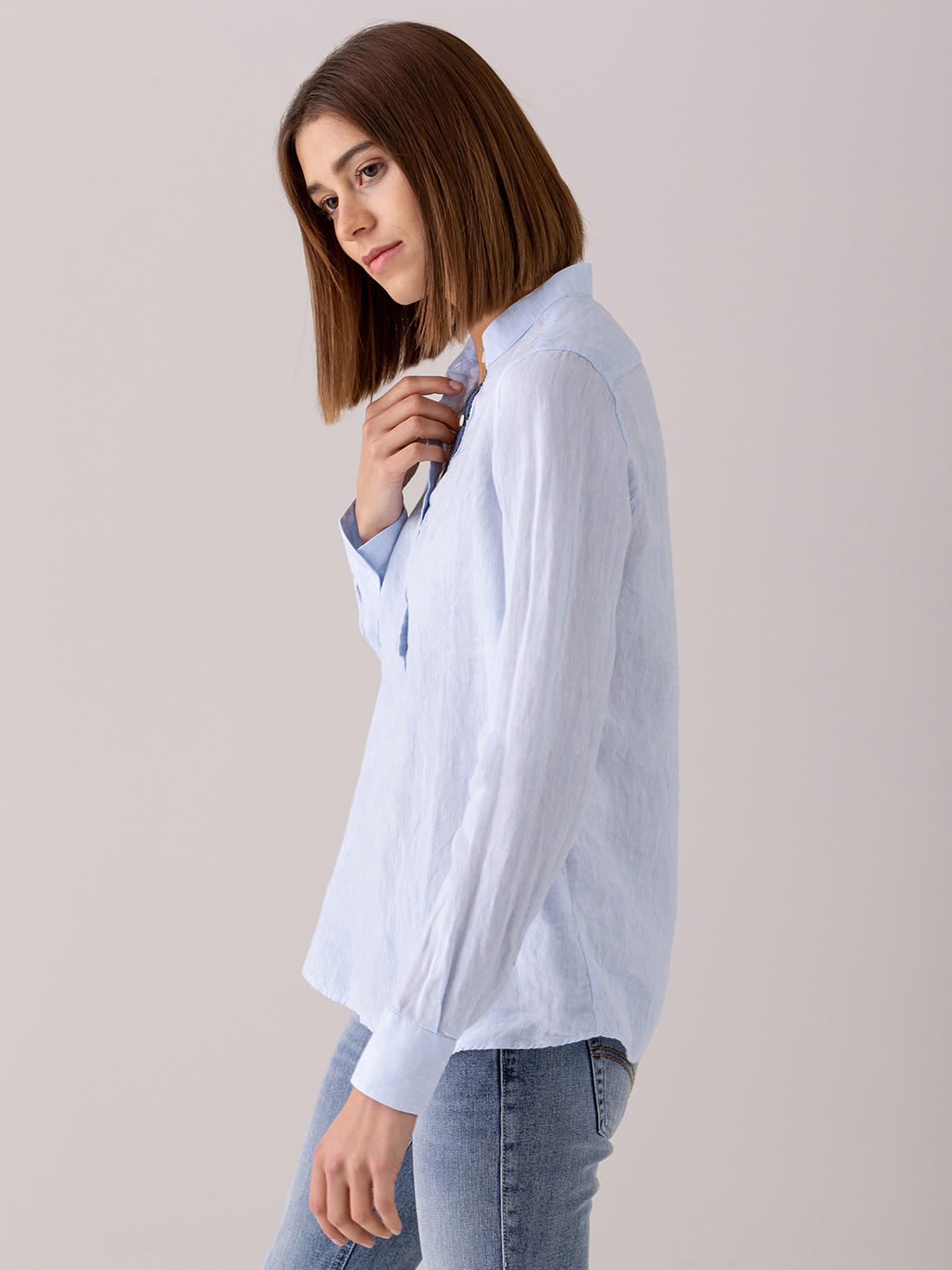 Detailansicht von Leinenbluse mit Stehkragen von AGLINI