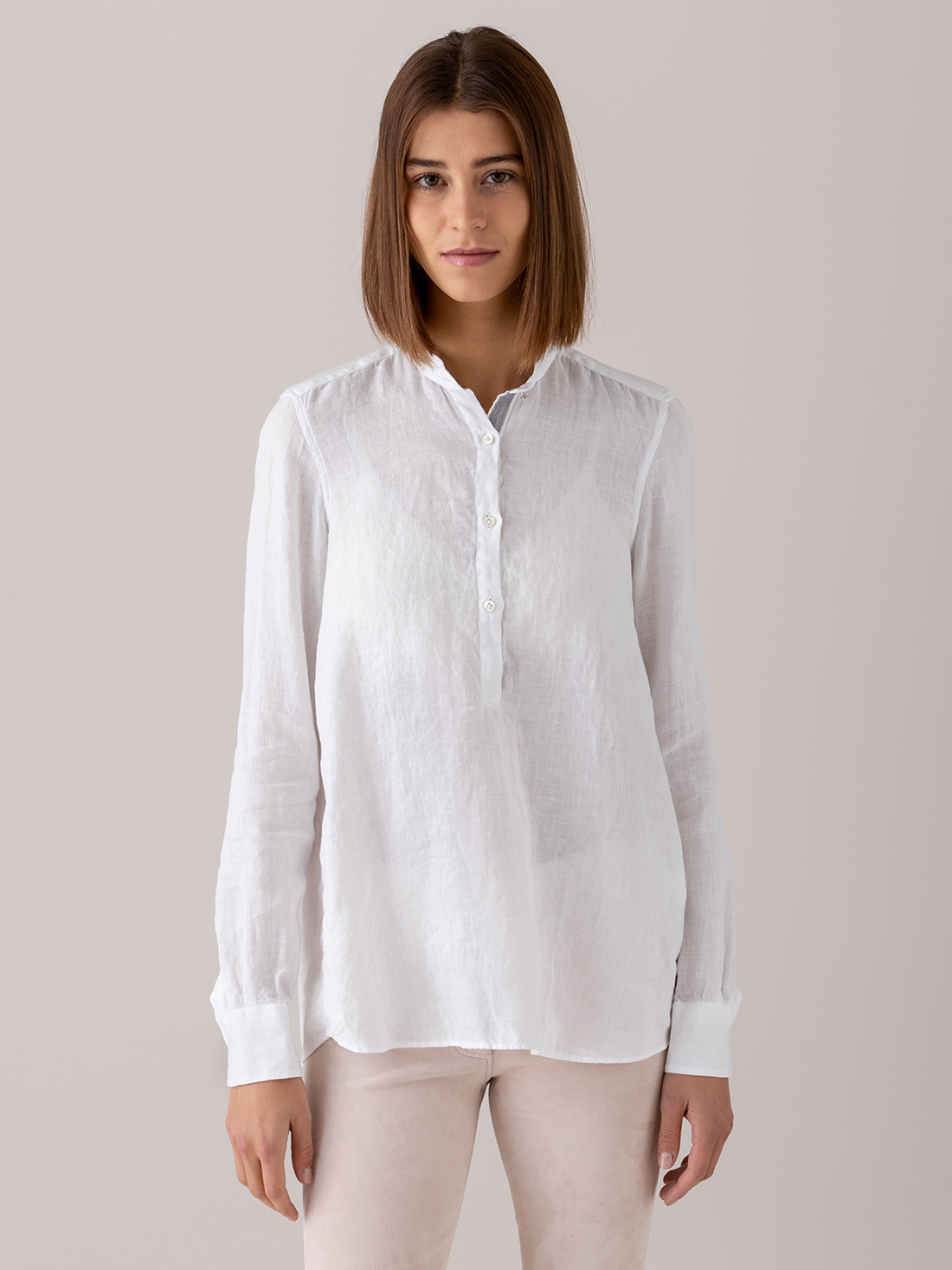 Detailansicht von Leinenbluse mit Stehkragen von AGLINI