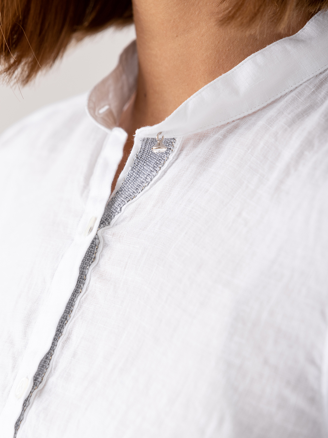 Detailansicht von Leinenbluse mit Stehkragen von AGLINI