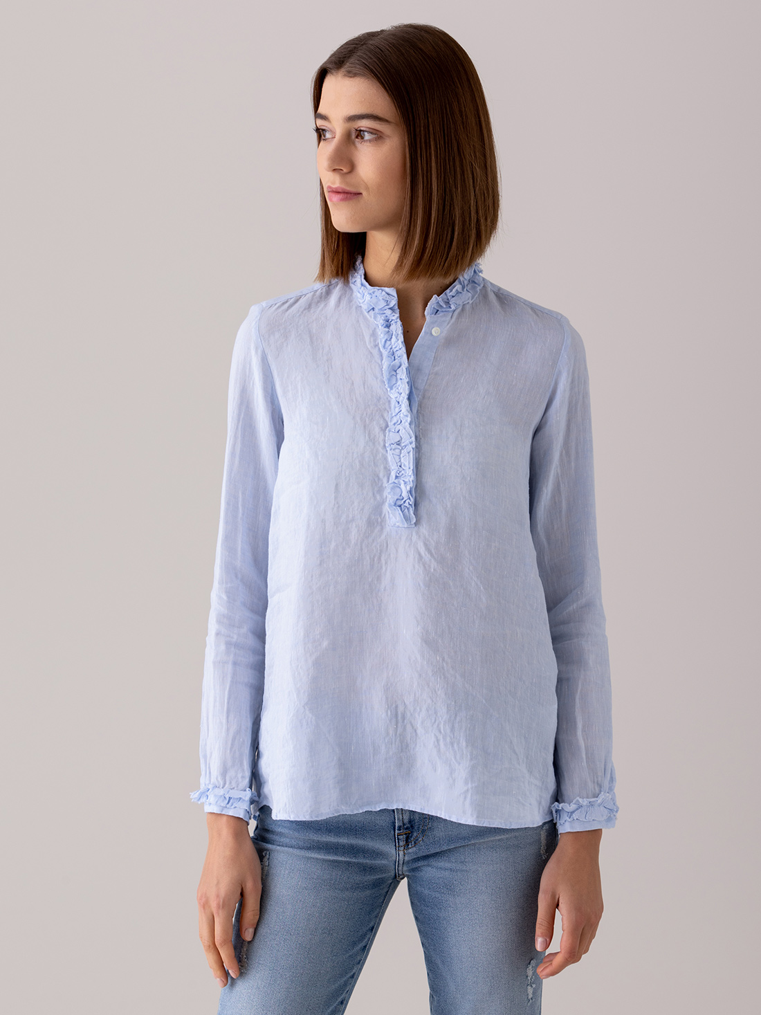 Detailansicht von Leinenbluse mit Rüschung von AGLINI
