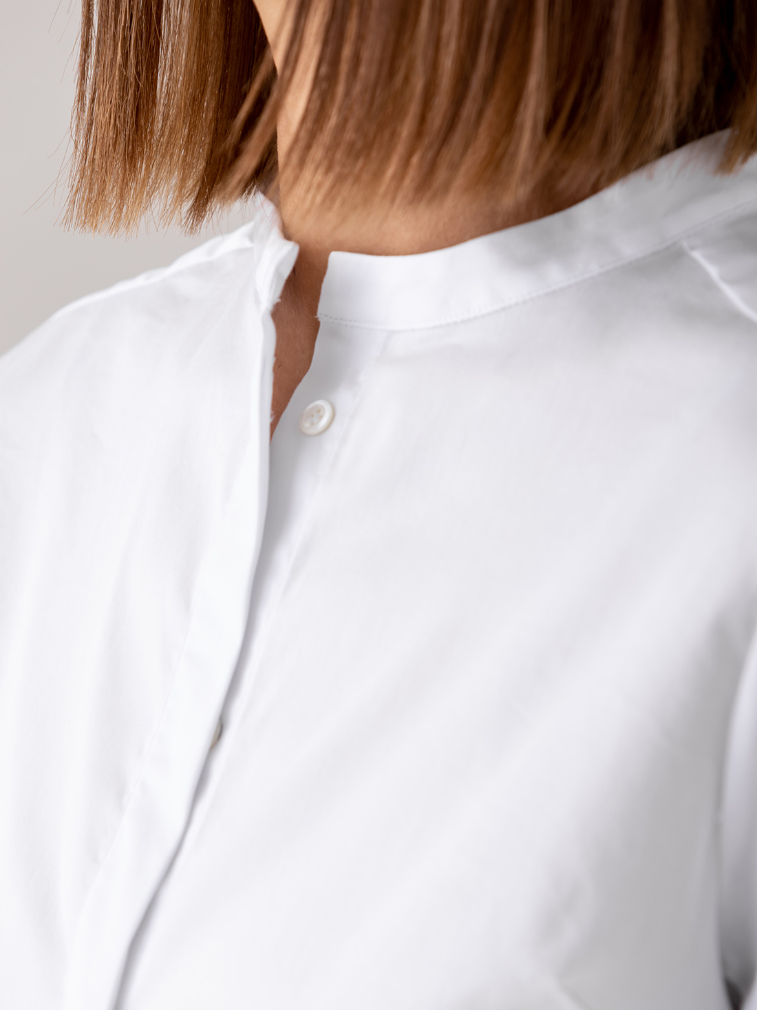 Detailansicht von Bluse mit Stehkragen von AGLINI