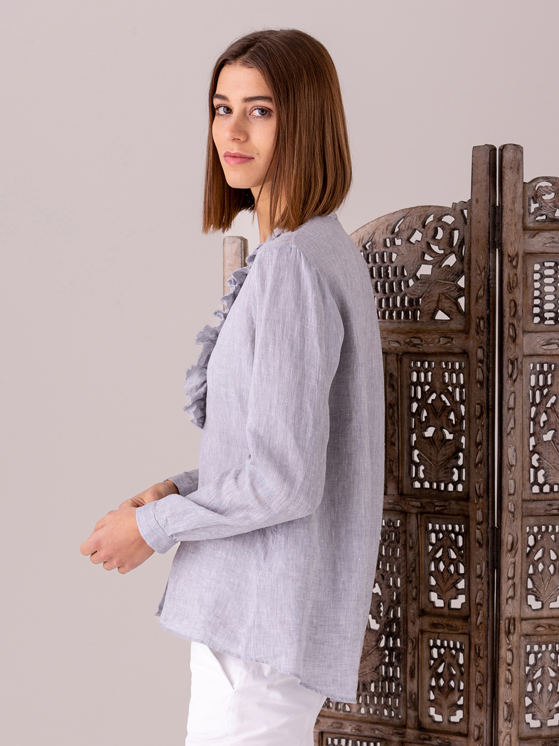 Detailansicht von Leinenbluse mit Rüschung von ROBERT FRIEDMAN